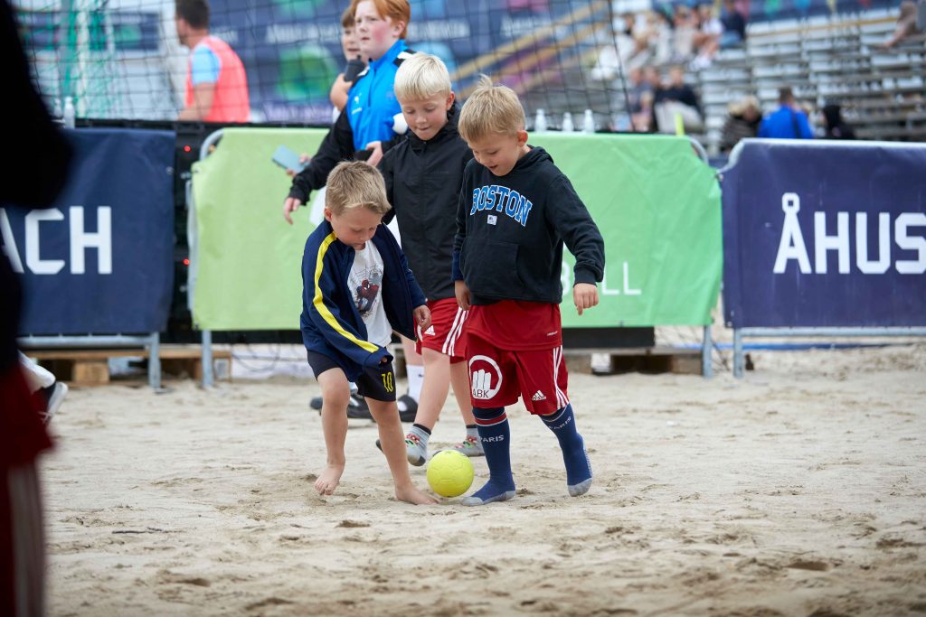 Tre pojkar spelar beachfotboll på Åhus Beach festival