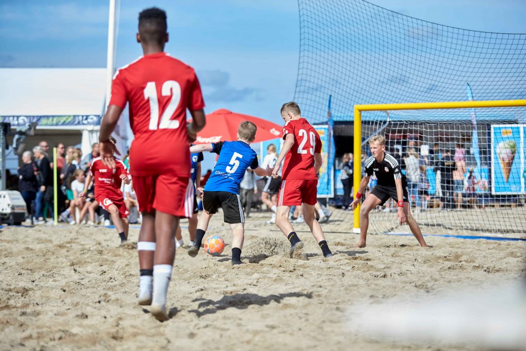 Fotbollsmatch i solen med siktet på mål på Åhus Beachfotboll festival