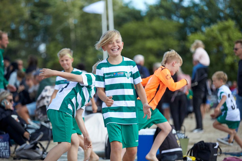 Lycklig pojke i matchställ på Åhus Beachfotboll festival