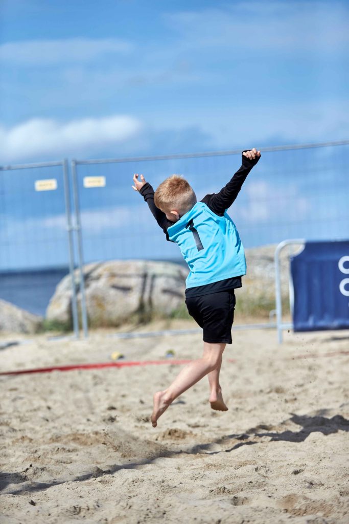 Ung målvakt värmer upp inför fotbollsmatch på Åhus Beachfotboll festival