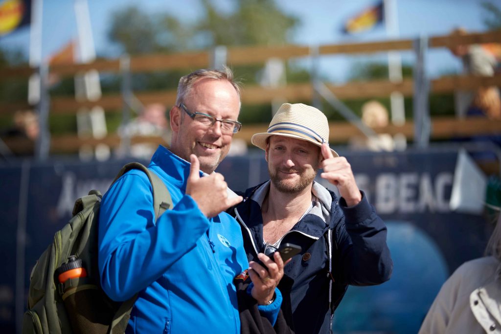 Två glada supportrar på Åhus Beachfotboll festival