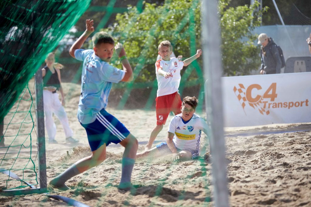 Yngre målvakt släpper in ett mål på Åhus Beachfotboll festival