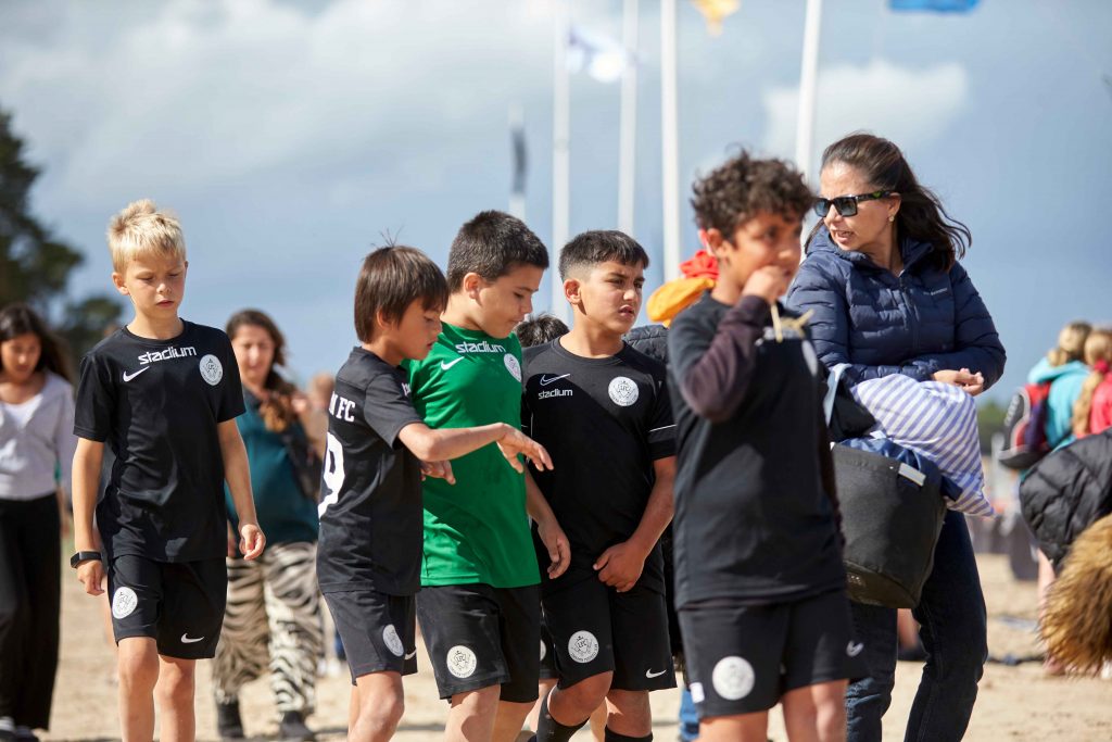 Unga fotbollskillar går på Åhus Beachfotboll festival