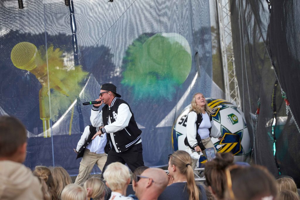 Pippe P uppträder med sina bakgrundsdansare på Åhus Beachfotboll festival