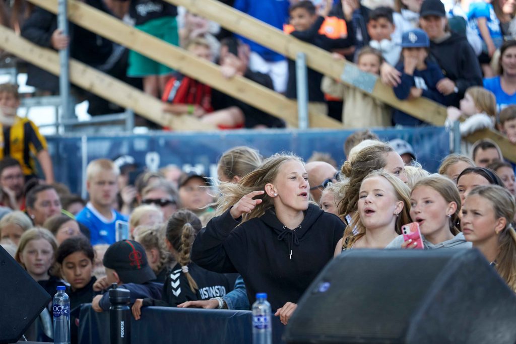 Publikhav nedanför scenen där Pidde P spelar på Åhus Beachfotboll festival