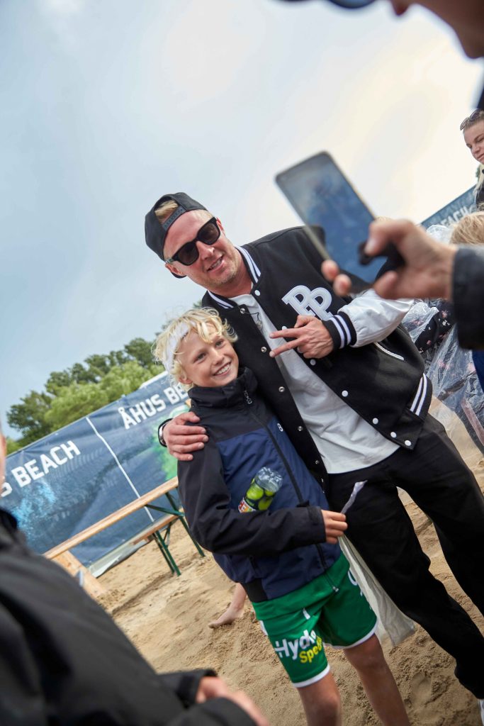 Pidde P tar bilder tillsammans med fans på Åhus Beachfotboll festival