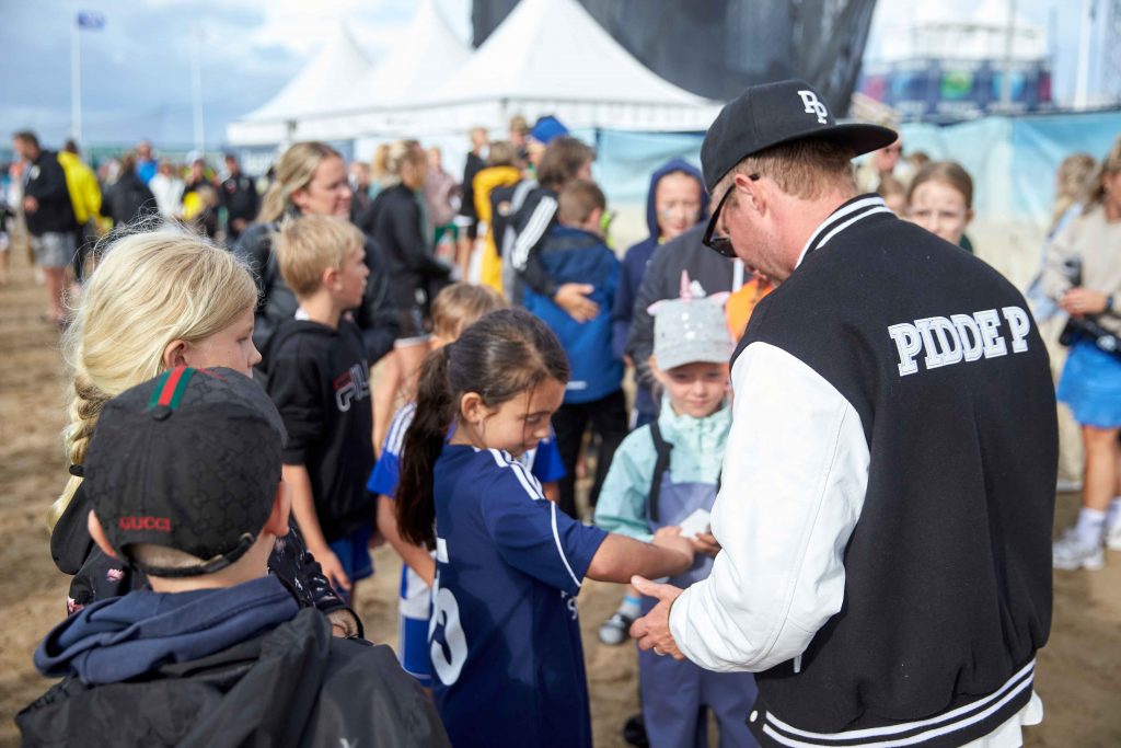 Pidde P är påväg att signerar ett fans arm på Åhus Beachfotboll festival