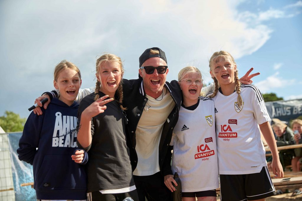 Pidde P tar bilder med flera fans på Åhus Beachfotboll festival