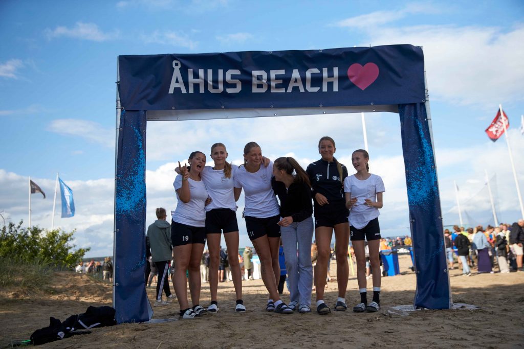 Tjejgäng poserar under Åhus Beach skyllt på Åhus Beachfotboll festival