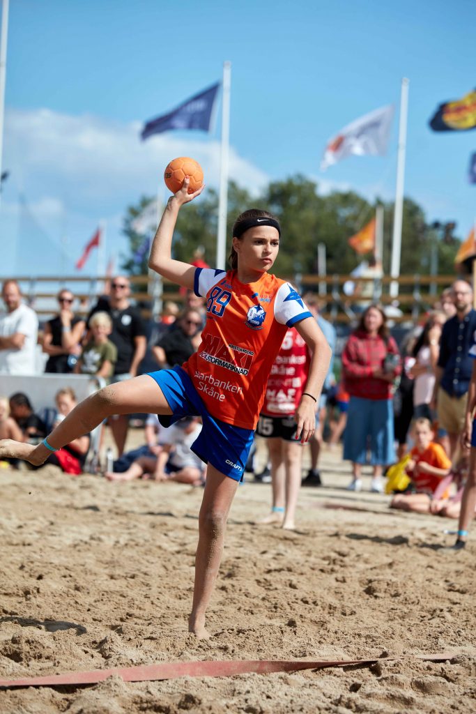 Tjej kastar boll mot mål på Åhus beach festival.