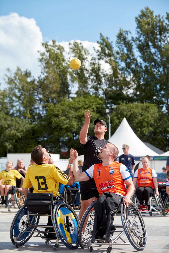 Parahandbollspelare i uppkast på Åhus Beach Festival.