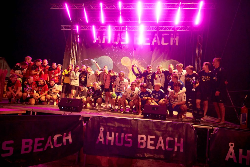 Vinnare på centercourt scen under festivalkvällar på Åhus Beach Festival