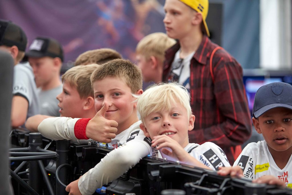 Barn framför e-sport scenen på Åhus Beach festival