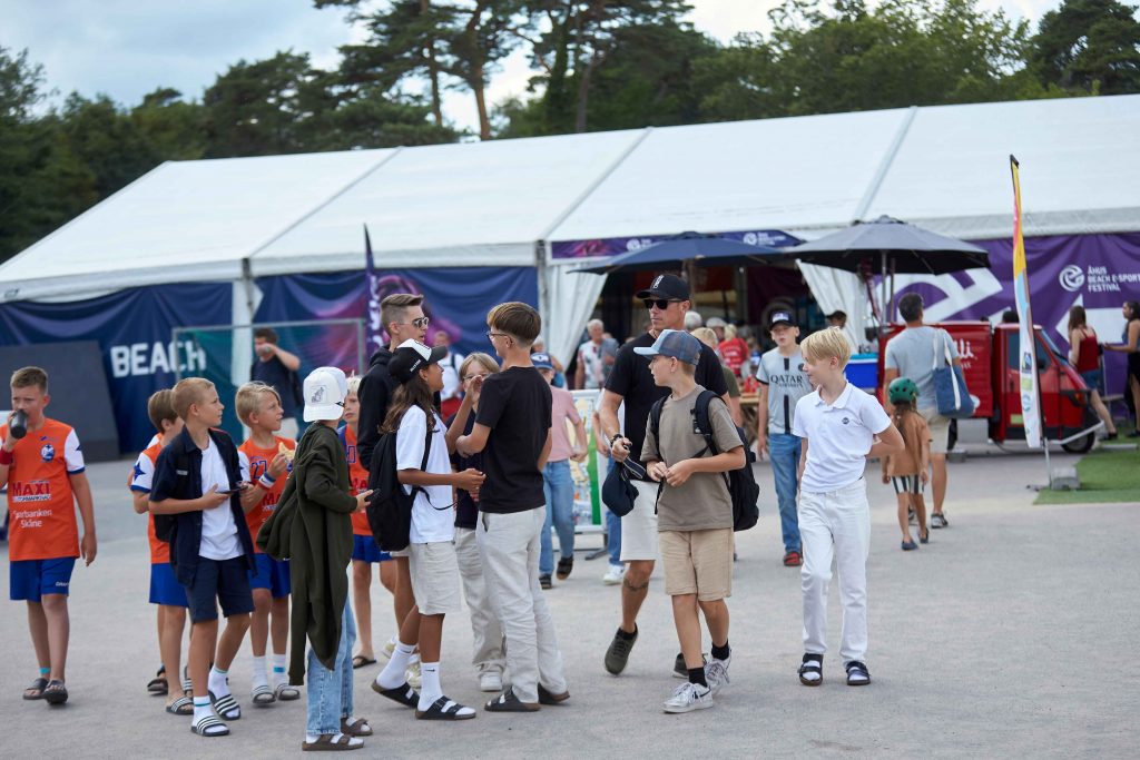 Influensern Olle McDulle inom E sport poserar tillsammans med barn framför kameran på Åhus Beach festival.