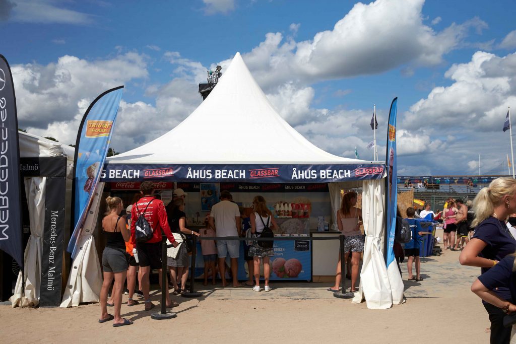 Besökare köar framför Åhus beach glass på Åhus Beach festival