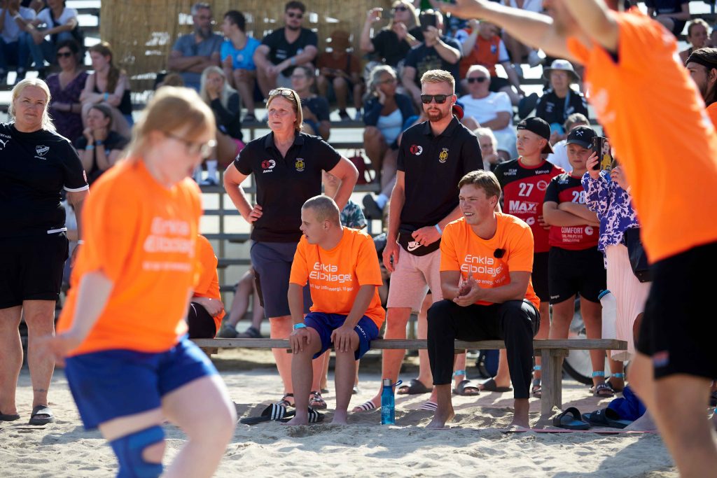 Handbollspelaren Valter Chrintz sitter på avbytarbänk på Åhus Beachhandboll festival