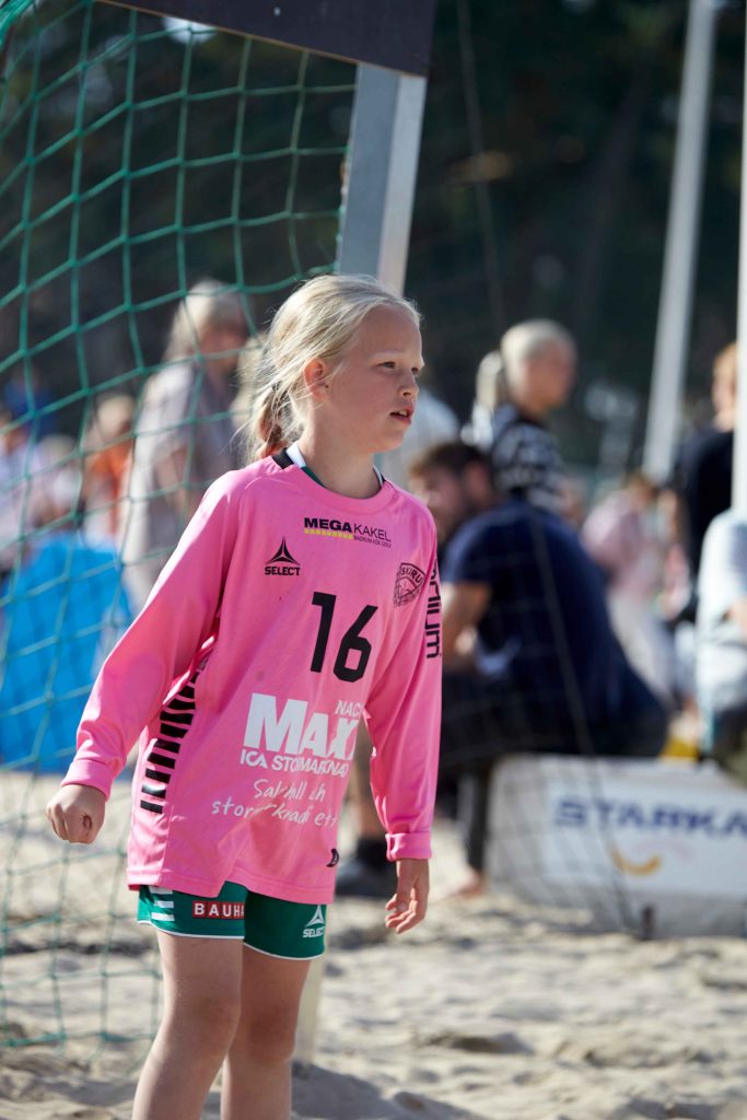 Blond flicka i mål på Åhus Beachhandbolls festival