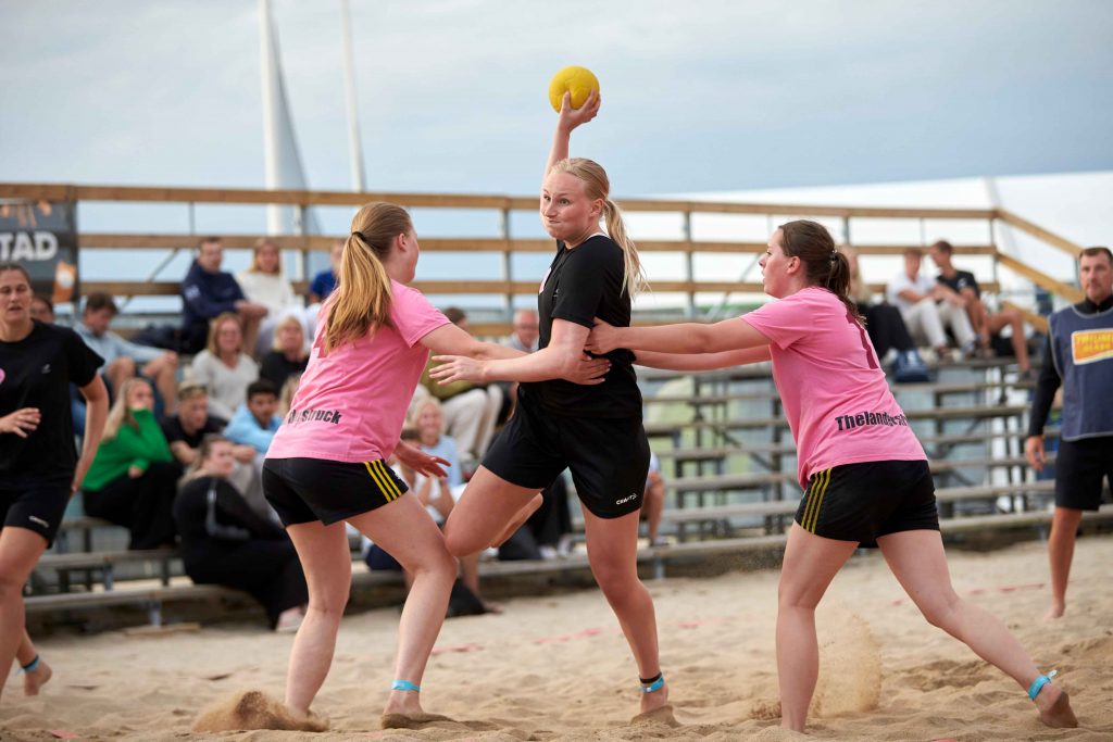 Tjejer som spelar Beachhandboll på Åhus Beach Festival