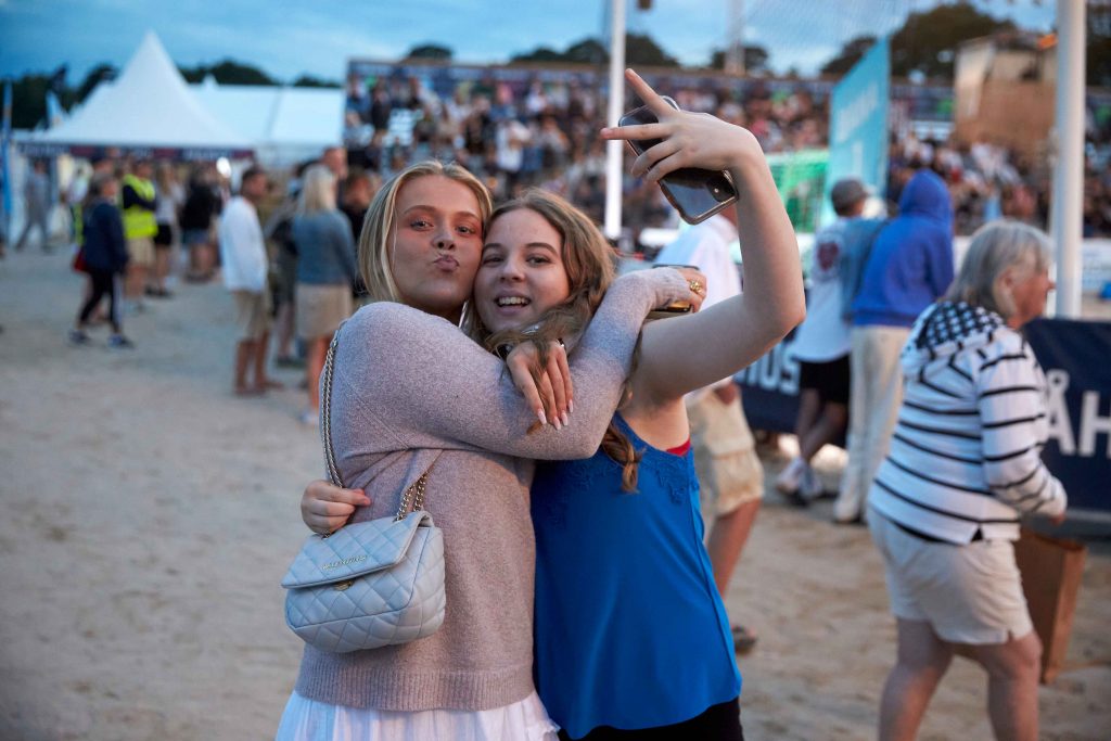 Tjejer poserar framför kameran på Åhus Beach festival