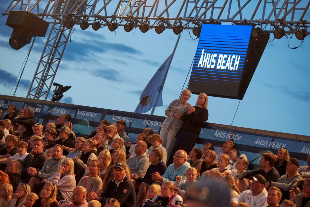 Publik på Centercourt på Åhus Beach festival
