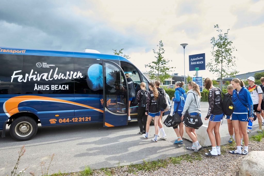Festivalbussen hämtar upp lag som ska spela på Åhus Beachhandboll festival