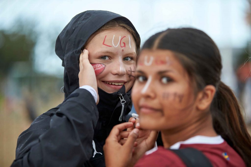 Ansiktsmålning på två flickor på Åhus Beach festival