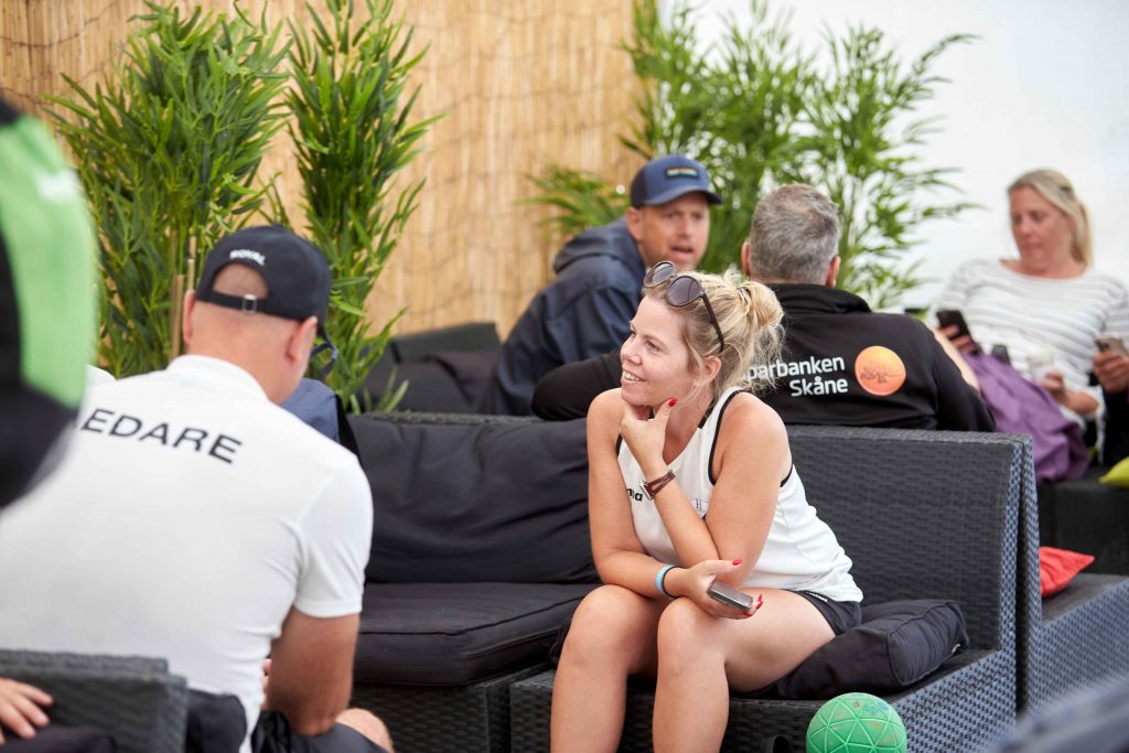 Ledare sitter i sofforna på Leaders corner på Åhus Beach festival