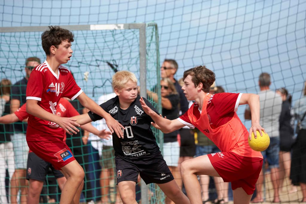 Tuff kamp om bollen på Åhus beachhandbolls festival