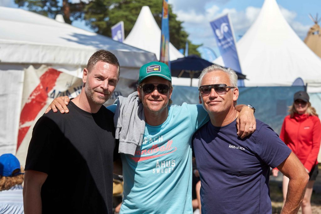Andreas Palicka, Henrik Johnsson och Mats G Jönsson  framför kameran på ett soligt Åhus Beach festival