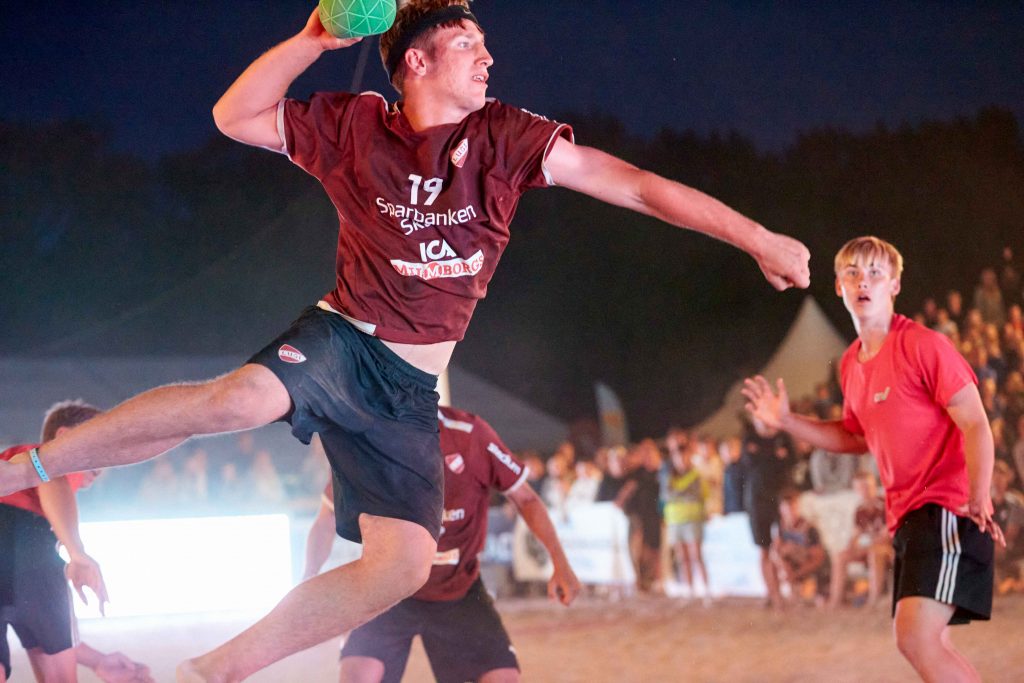 Spelare i luften påväg att skjuta på mål på Åhus Beach Festival