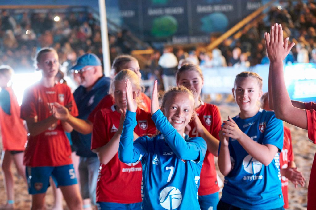 Glad spelartjej applåderar på Åhus Beach Festival