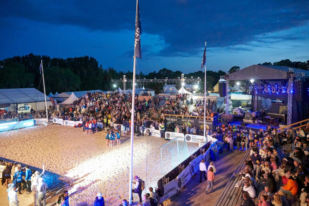 Överblick på centercourten med mycket publik i skymningen på Åhus Beach Festival