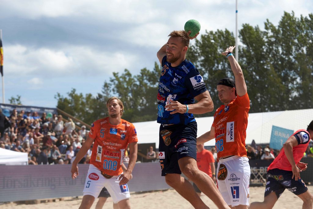 Man skjuter mot mål på Åhus Beach handbolls festival