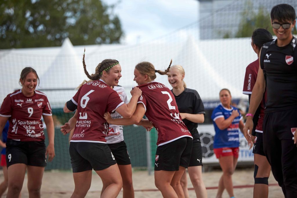 Glada tjejer på handbollsplanen på Åhus Beach handbolls festival