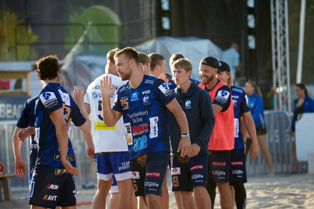 Män hälsar på varandra innan handbollsmatch på Åhus Beach handbolls festival