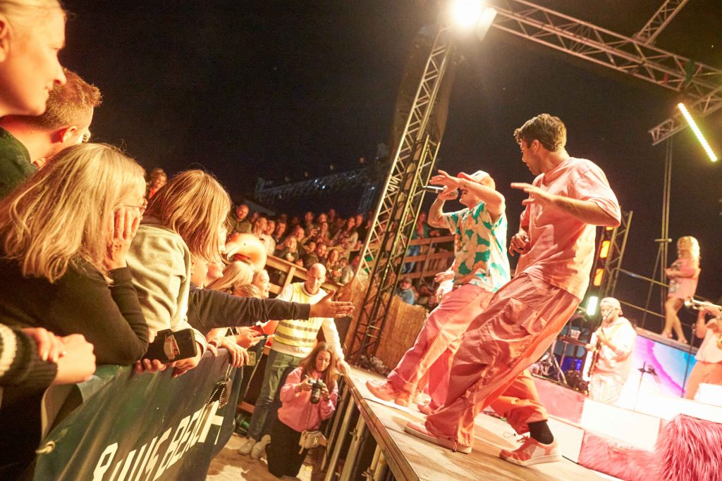Danny Saucedo uppträder med sina dansare framför publiken på Åhus Beach handbolls festival