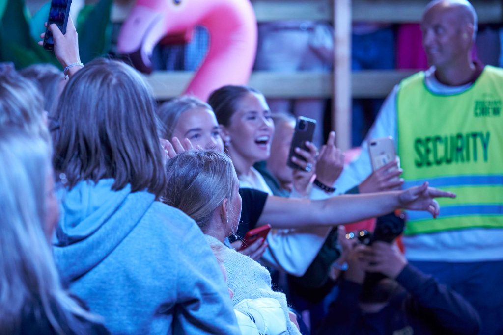 Publik filmar och sjunger på Åhus Beach handbolls festival