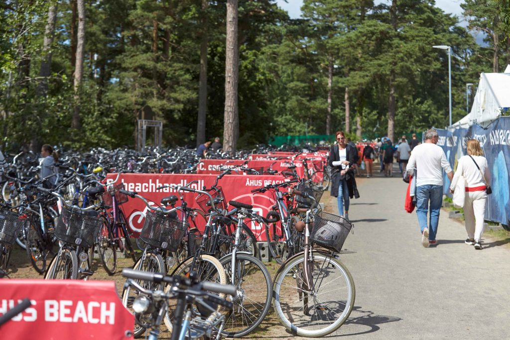 Full cykelparkering utanför på Åhus Beach handbolls festival