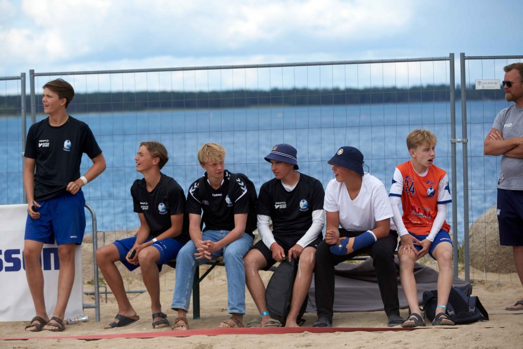 Supportrar med fiskehattar på Åhus Beach handbolls festival