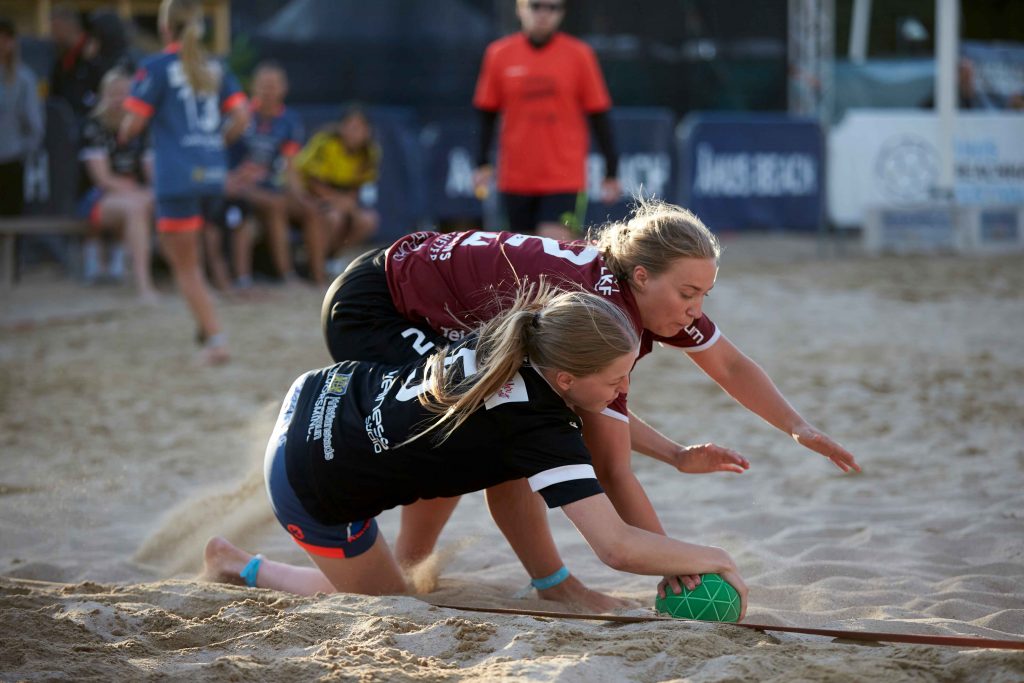 Närkamp om handbollen på en dam match på Åhus Beach handbolls festival