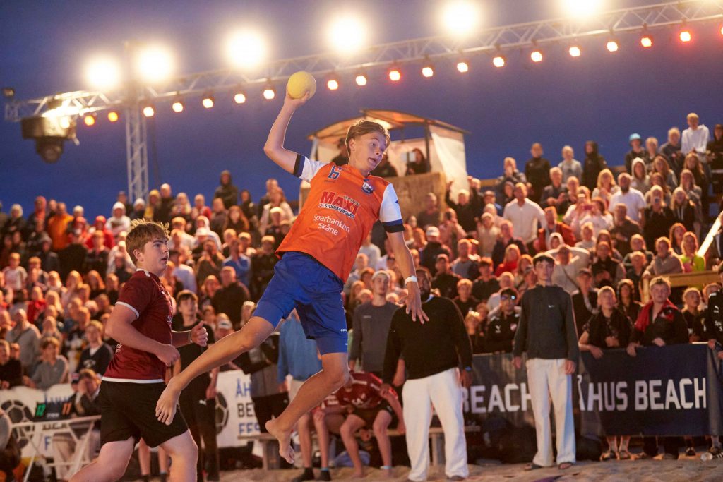 Spelare i luften på väg att skjuta på Åhus Beach handbolls festival