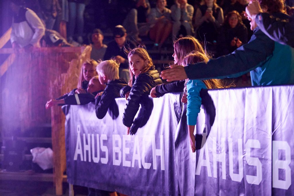 Publik hänger över staket vid centercourt för att heja på finalisterna på Åhus Beach handbolls festival