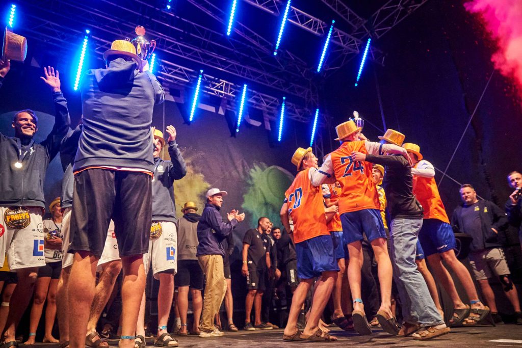 Vinnare firar vinst med guldhattar på scen på Åhus Beach handbolls festival